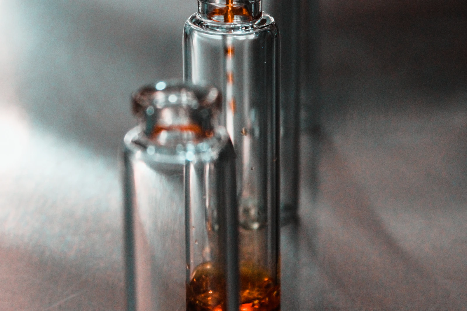 Verrerie et flacons ambrés sur l’établi d’un atelier de composition de parfum